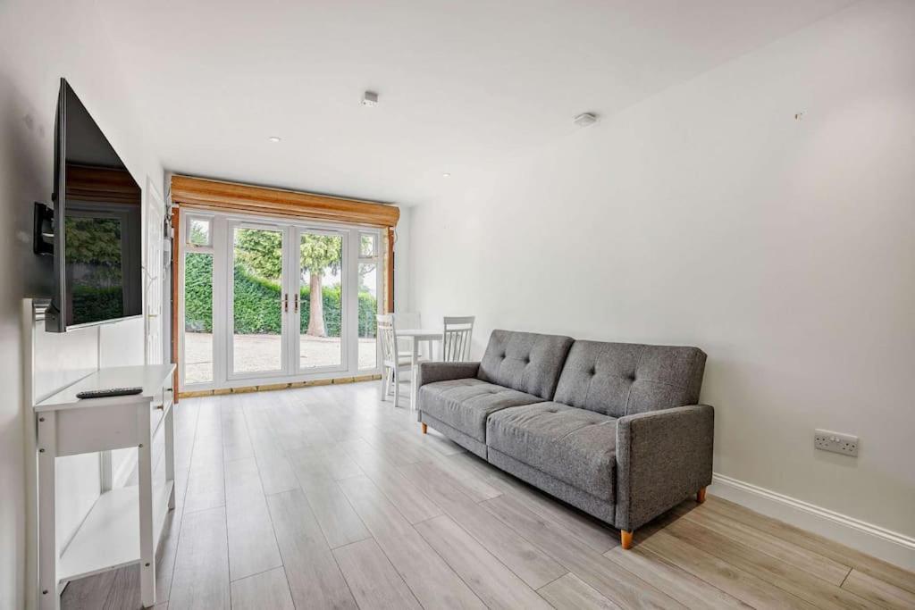 Beautiful 4-5 Bedroom Village House With Rural Views Salford  Exterior photo