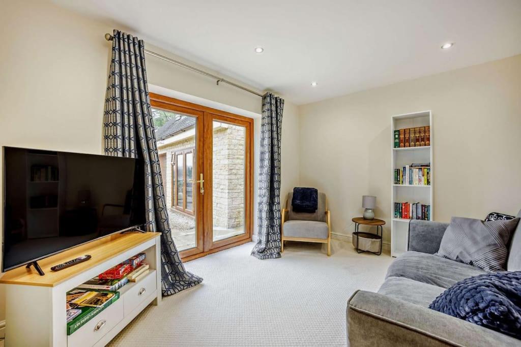 Beautiful 4-5 Bedroom Village House With Rural Views Salford  Exterior photo
