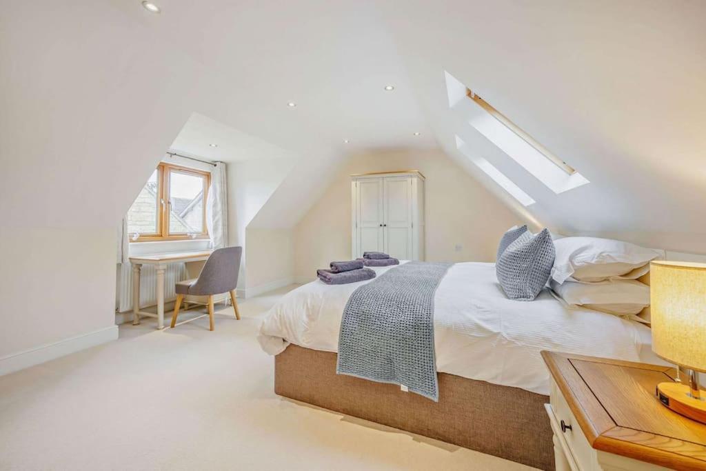 Beautiful 4-5 Bedroom Village House With Rural Views Salford  Exterior photo