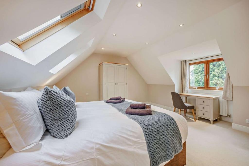 Beautiful 4-5 Bedroom Village House With Rural Views Salford  Exterior photo
